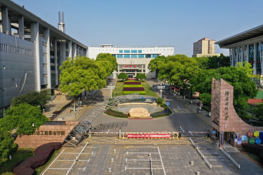 学校大门.jpg