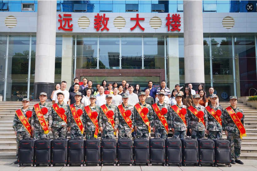  学子戎装铸军魂，献礼教师节